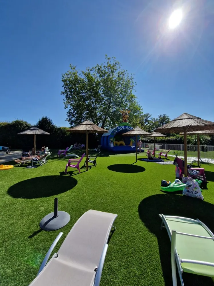 Espace détente autour de la piscine du camping